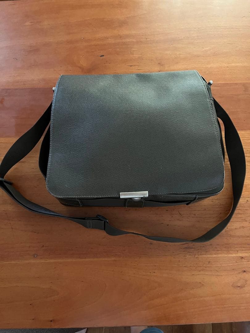 ルイヴィトン　タイガ　ヴィクトール