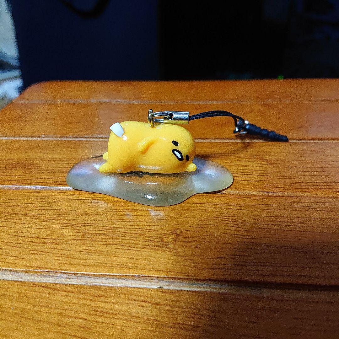 ぐでたま ストラップ 卵の上に寝そべる