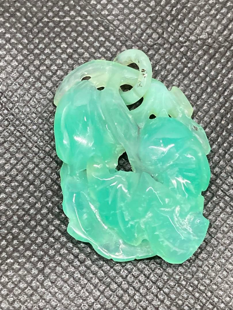 希少 アンティーク 天然翡翠 本翡翠 特殊黒入り 透かし彫り ペンダントトップ 希少】黒翡翠の勾玉ネックレス【紐と水晶変更可能】の通販 by 浅田鳩子