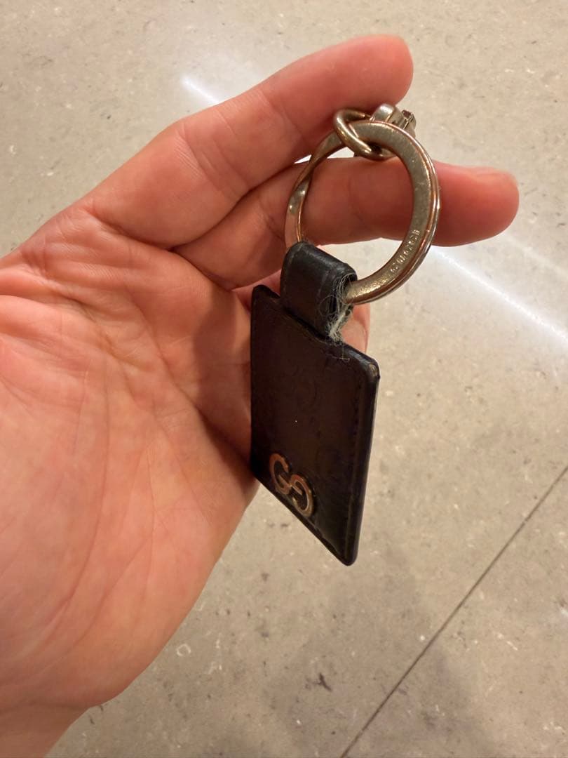 Gucci レザーキーホルダー GGロゴ - メルカリ