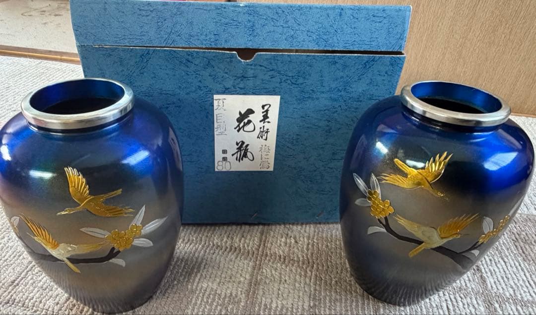 青い漆器 花鳥模様 花瓶 2個セット オールドバカラ「ジャポニズム 花鳥文 青色ガラス デカンタ