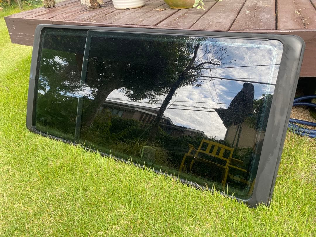 フォルクスワーゲン・ユーロバン　ウェストファリア用の右スライドドアの窓ガラス