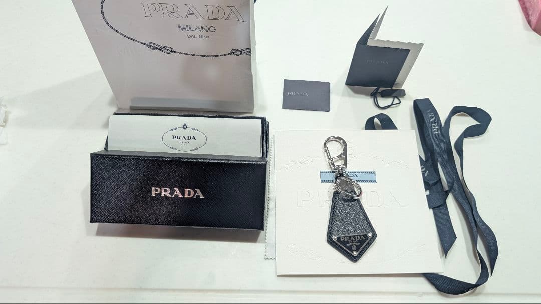 PRADA キーリング サフィアーノ 三角ロゴ 正規品 2024年12月購入