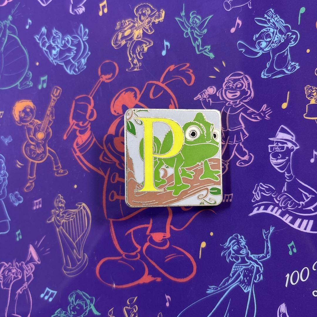 ラプンツェル ユージーン パスカル アルファベット ピンバッジ