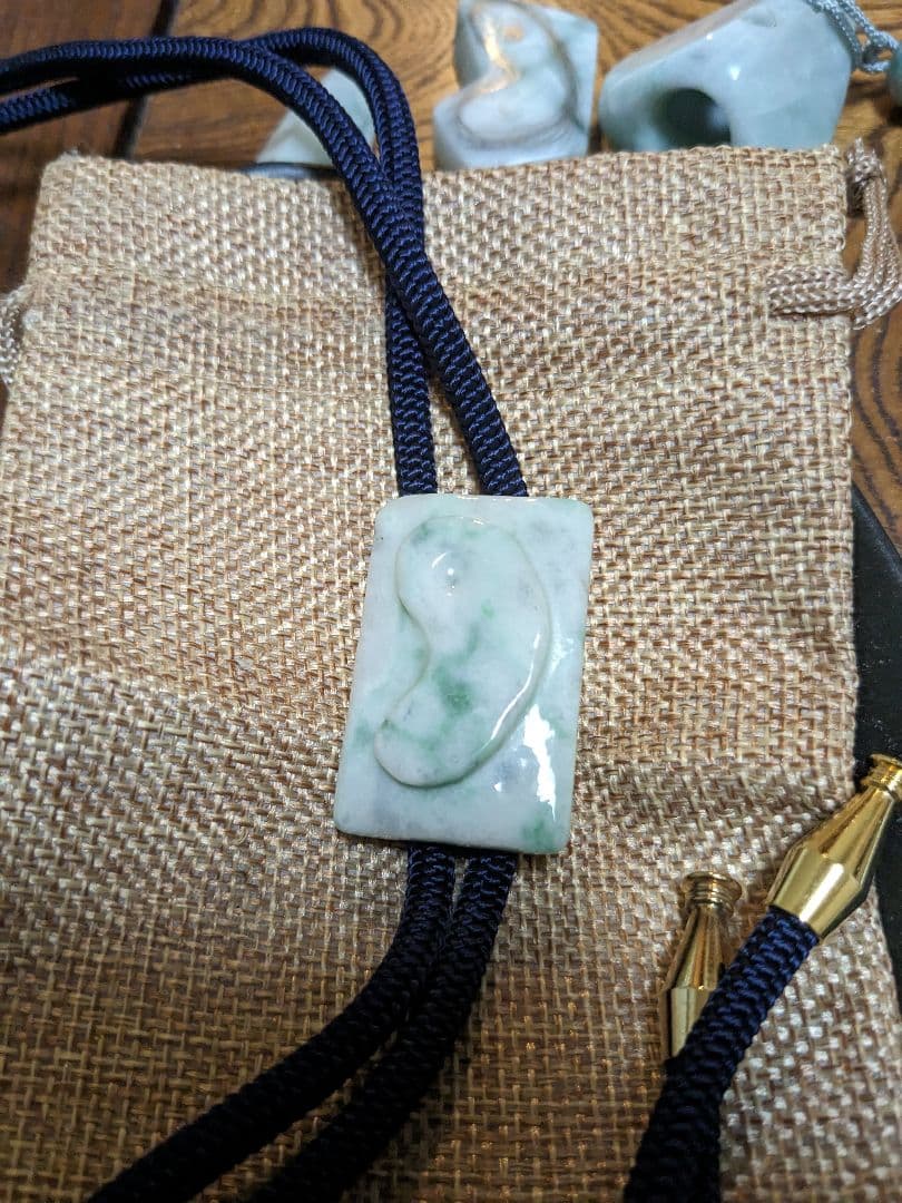 糸魚川翡翠♦勾玉浮かし彫りループタイ
