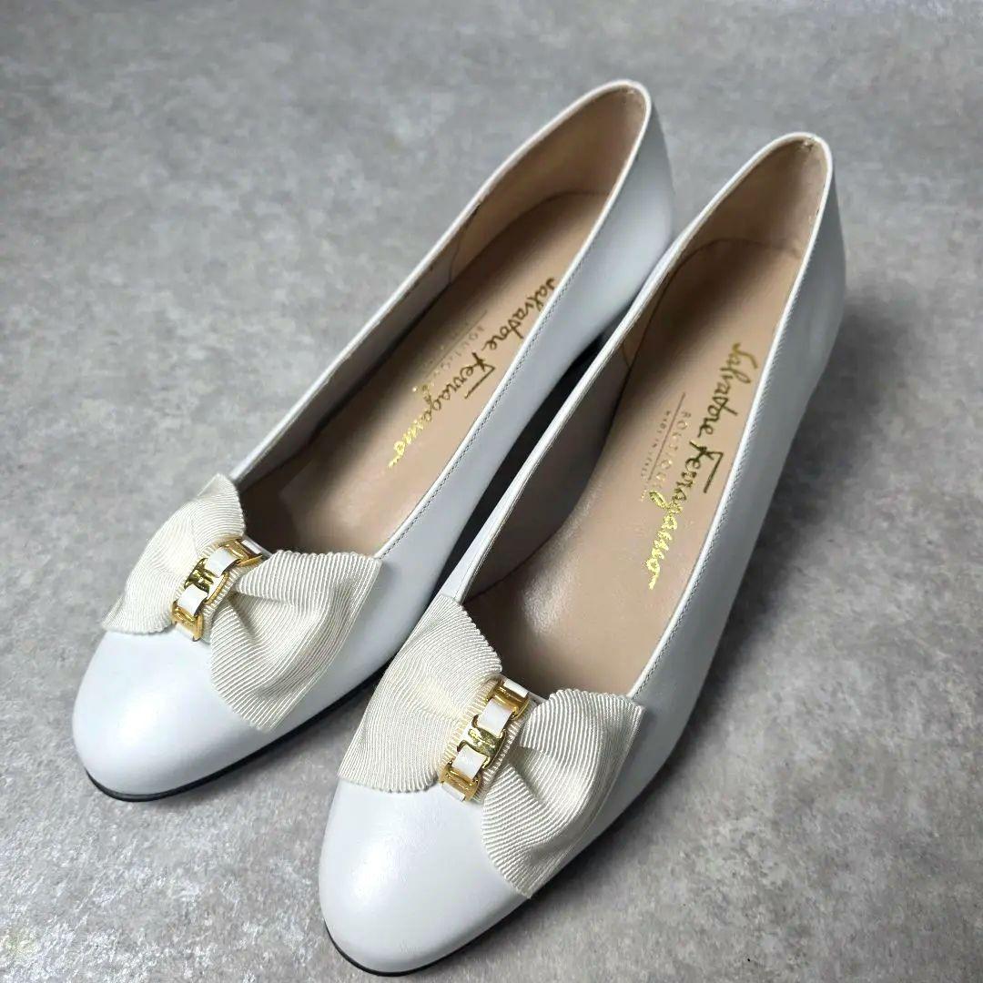 極美品 フェラガモ ホワイト リボン パンプス レザー 24cm FERRAGAMO（フェラガモ） ホワイト パンプス リボン 26.5cm 本革 白