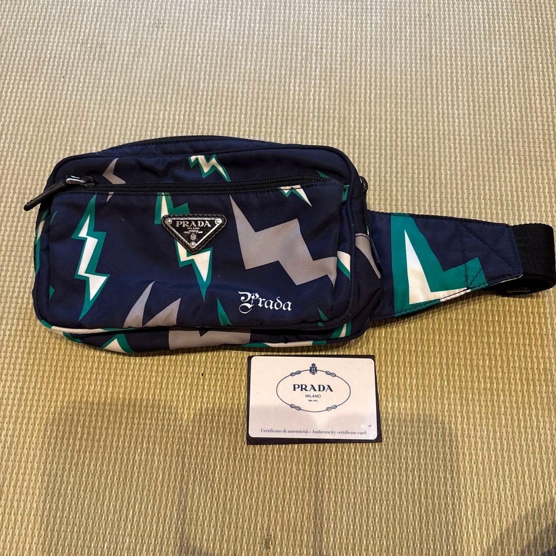 Prada ボディバッグ 稲妻模様 PRADAフラワー・炎プリント♪チェーンショルダー♪黒/赤 (PRADA