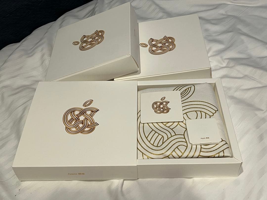 3点セット Apple 銀座限定 リニューアルオープン記念 ノベルティ 非売品 写真で見るApple銀座のオープン記念ノベルティ。トートバッグなど3点