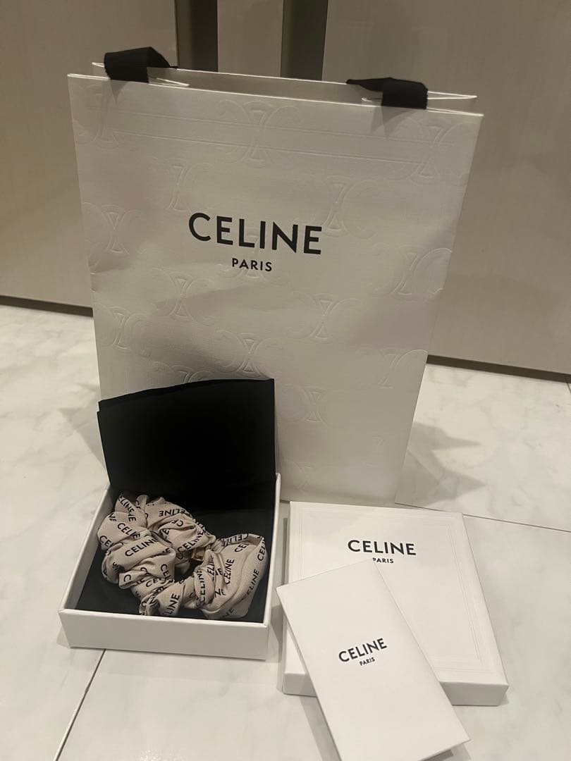 CELINE ベージュ ロゴ シュシュ