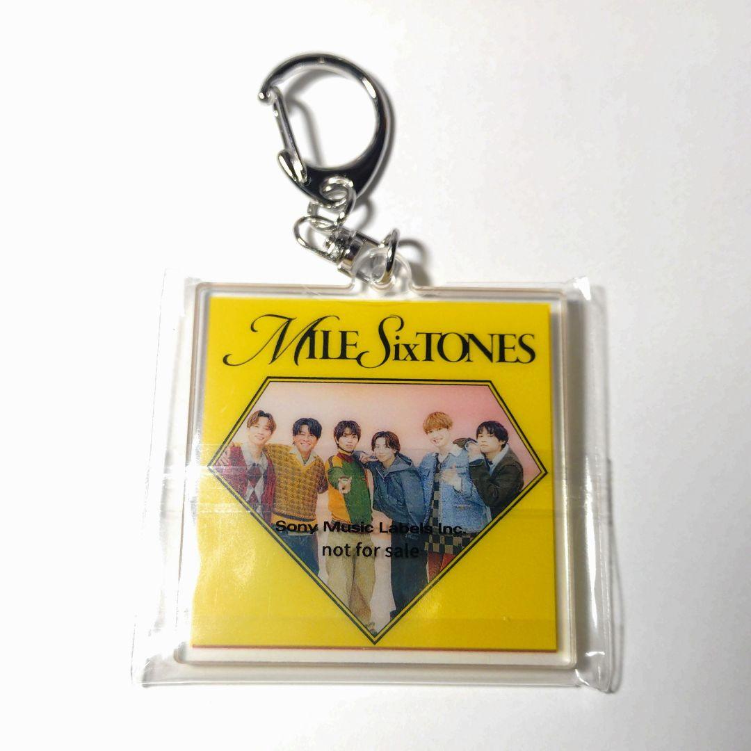 つける！SixTONESアクリルキーホルダー - メルカリ