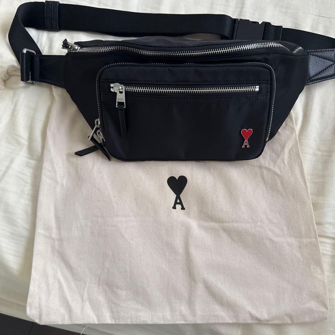 ハートロゴ付きブラックボディバッグ