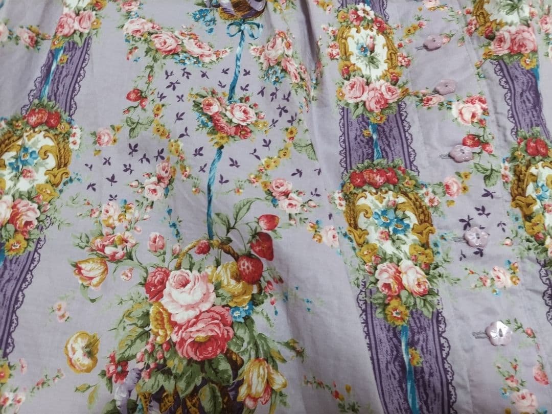 MY愛用 の*ん様 ピンクハウス クレストフラワー刺繍ブラウス、壁紙模様