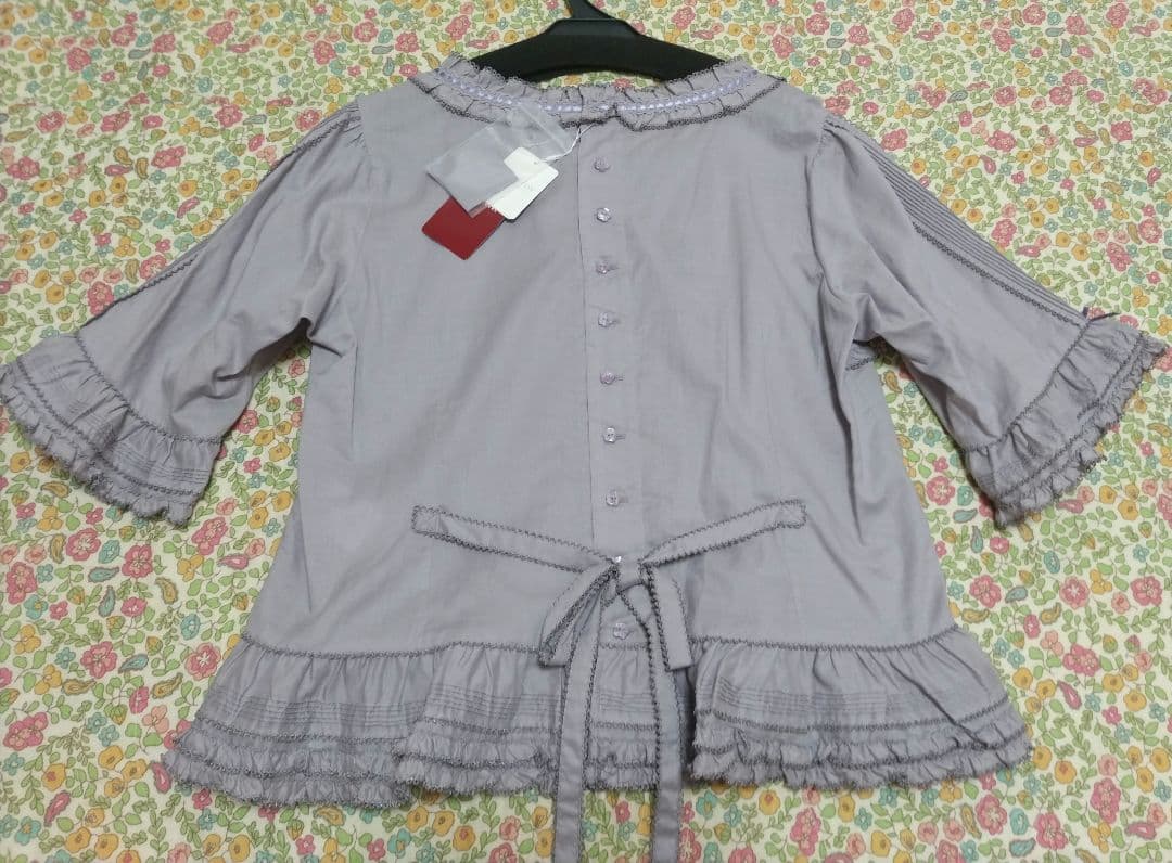 MY愛用 の*ん様 ピンクハウス クレストフラワー刺繍ブラウス、壁紙模様