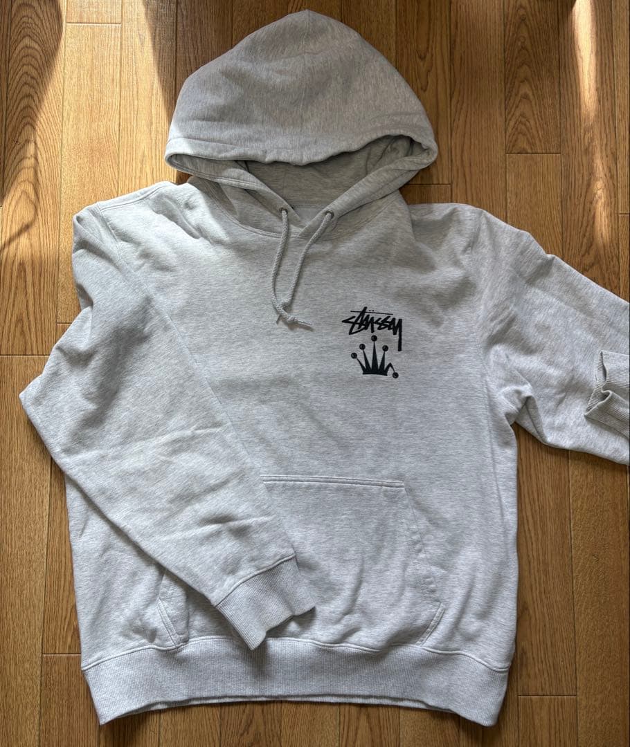 Stussy グレー パーカー 折れ王冠ロゴ - メルカリ