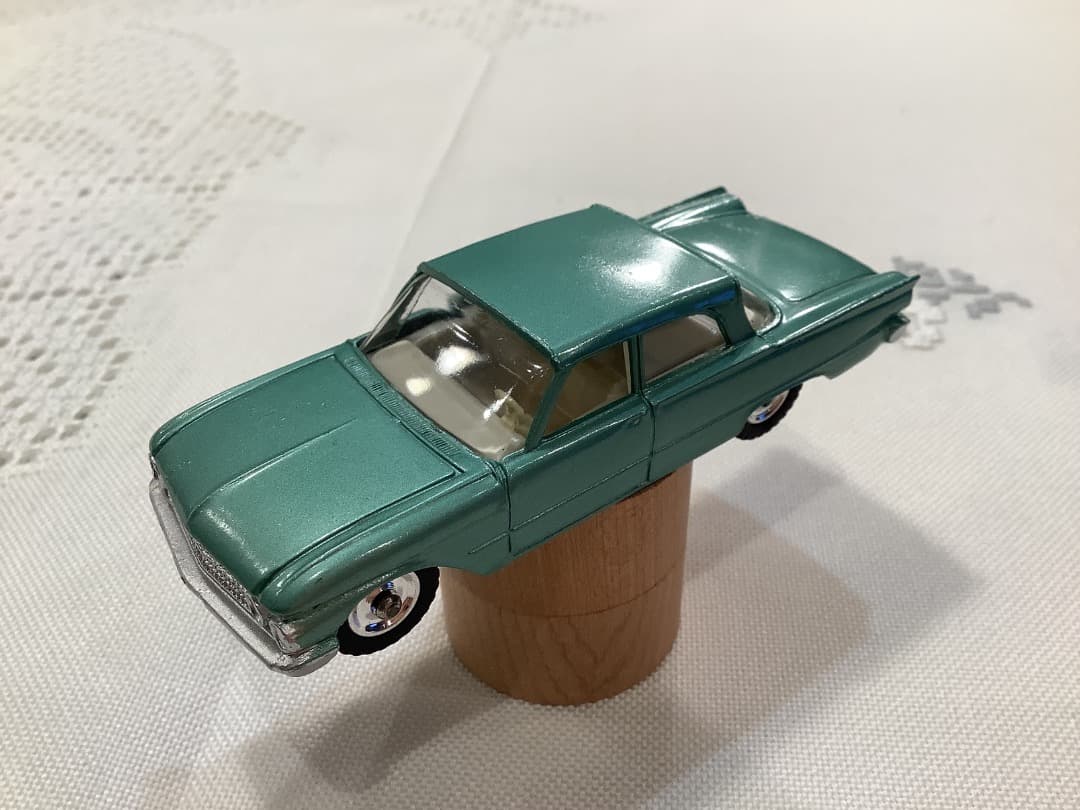 レアカラー　DINKY TOYS FORD FAIRLANE ミニカー