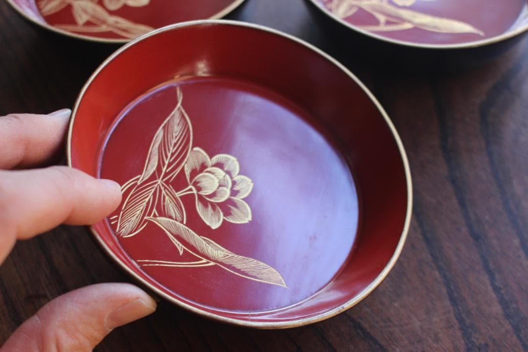 金縁内朱黒漆に優美なオモダカ沈金の映える小皿3点（検輪島塗銘々皿