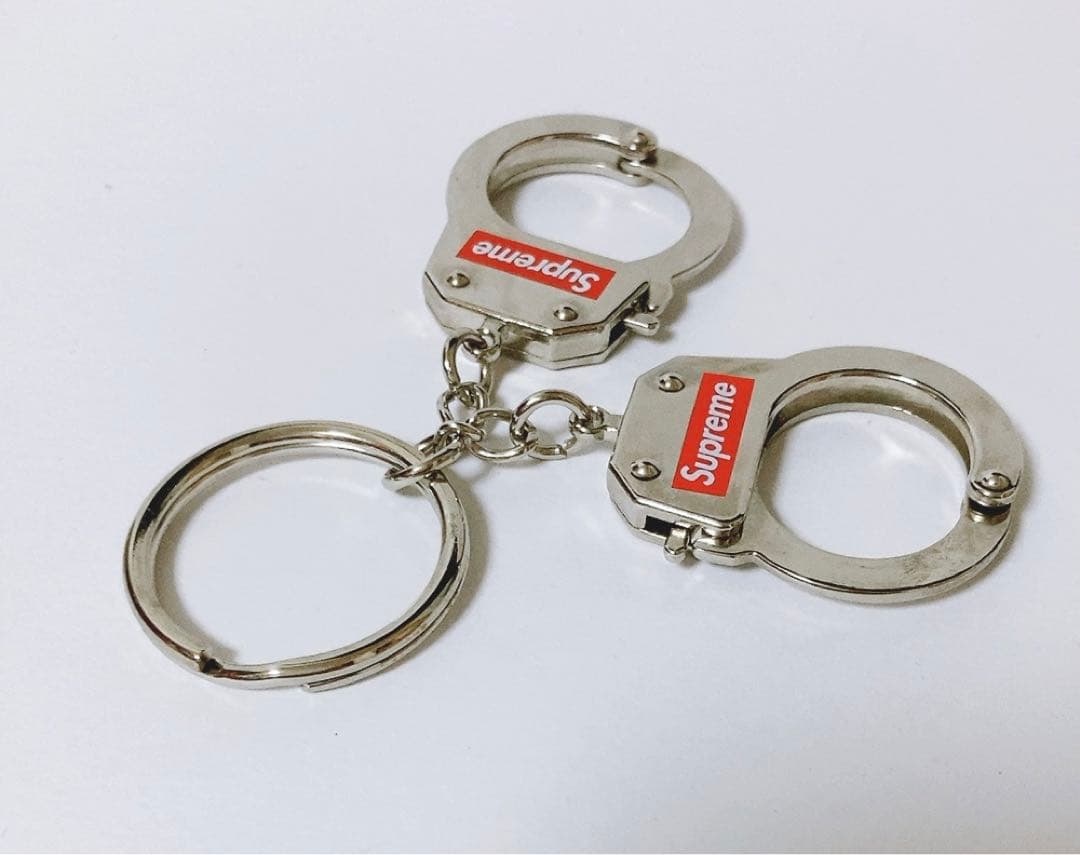 シュプリーム Supreme キーホルダー 手錠 - メルカリ