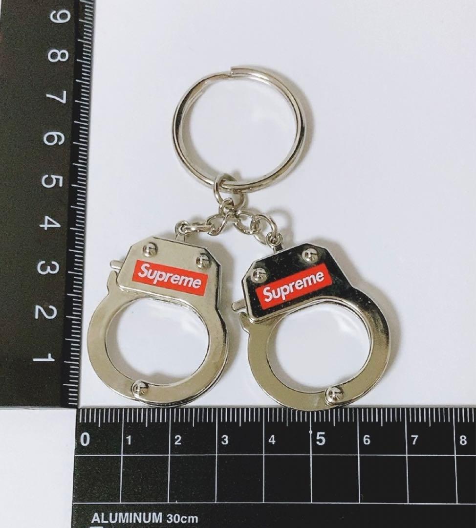 シュプリーム Supreme キーホルダー 手錠 - メルカリ