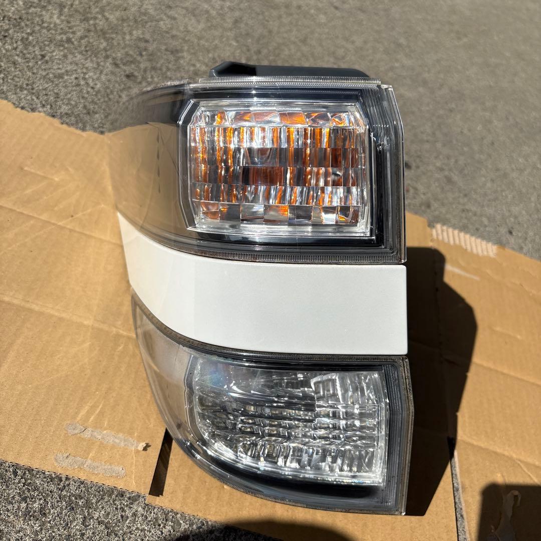 トヨタ20系ヴェルファイア前期　純正テールランプ　左クオーター側