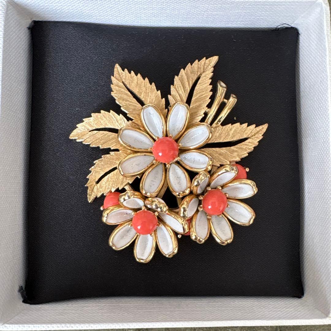 トリファリお花の ブローチ