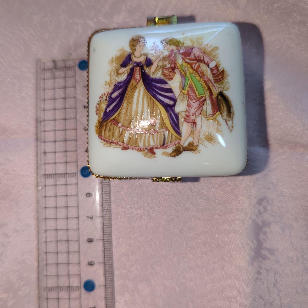 マイセン？装飾的な陶器製ピルケース