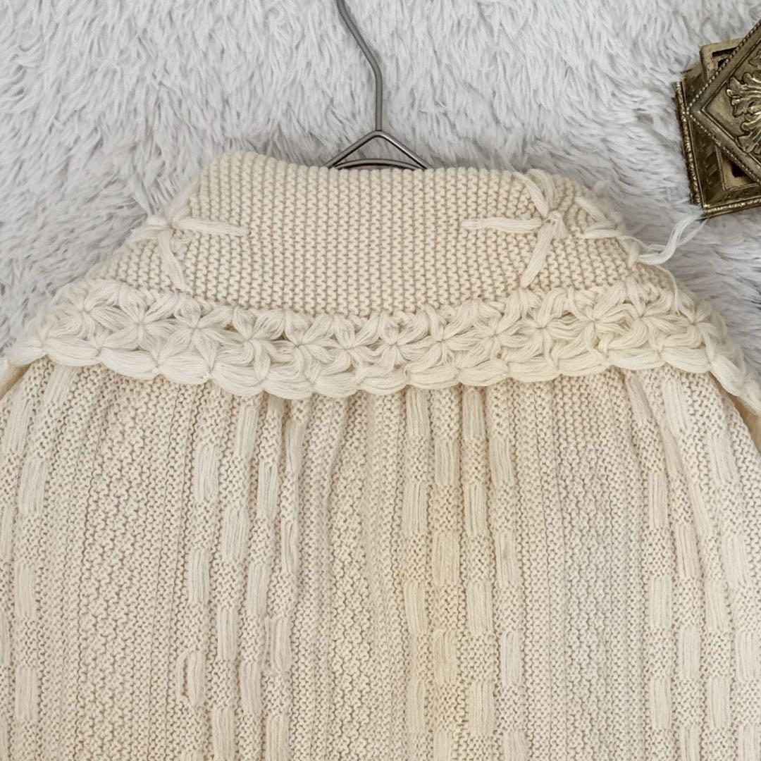 立体花モチーフ編み ニットポンチョ 生成り ケーブル編み アイボリー