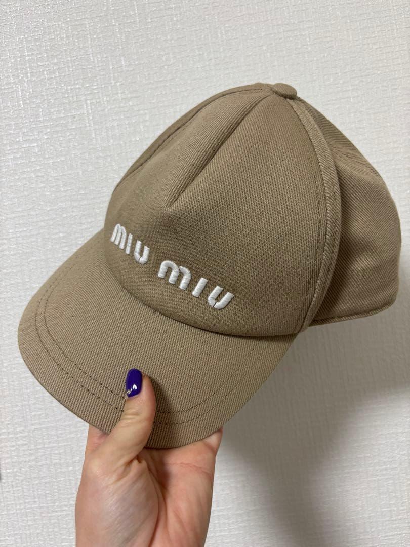 miu miu ベージュ刺繍ロゴキャップ