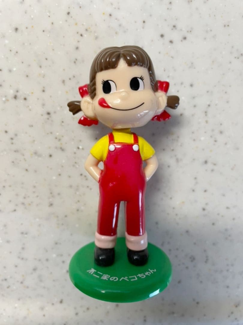 不二家のペコちゃん 首振り人形 - メルカリ