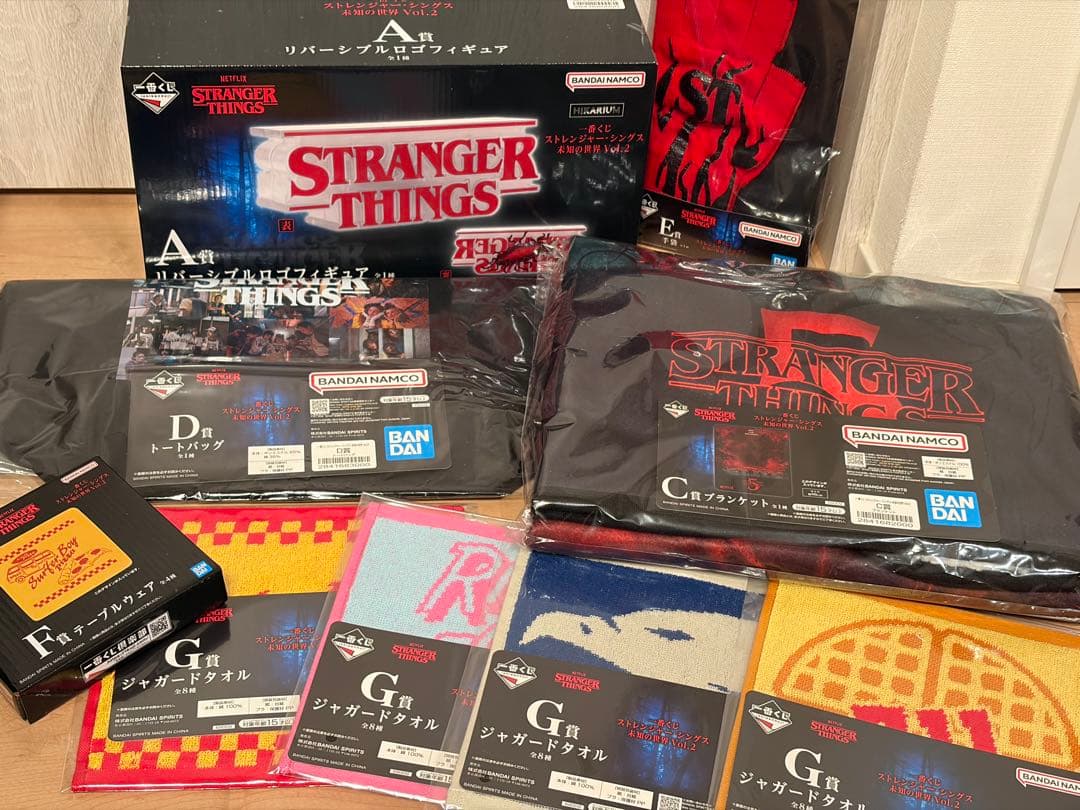 ストレンジャーシングス ロゴフィギュア ブランケット　トートバッグ　手袋 📢情報解禁✨️ 𝐒𝐓𝐑𝐀𝐍𝐆𝐄𝐑 𝐓𝐇𝐈𝐍𝐆𝐒 ✋️ 11月25日発売の
