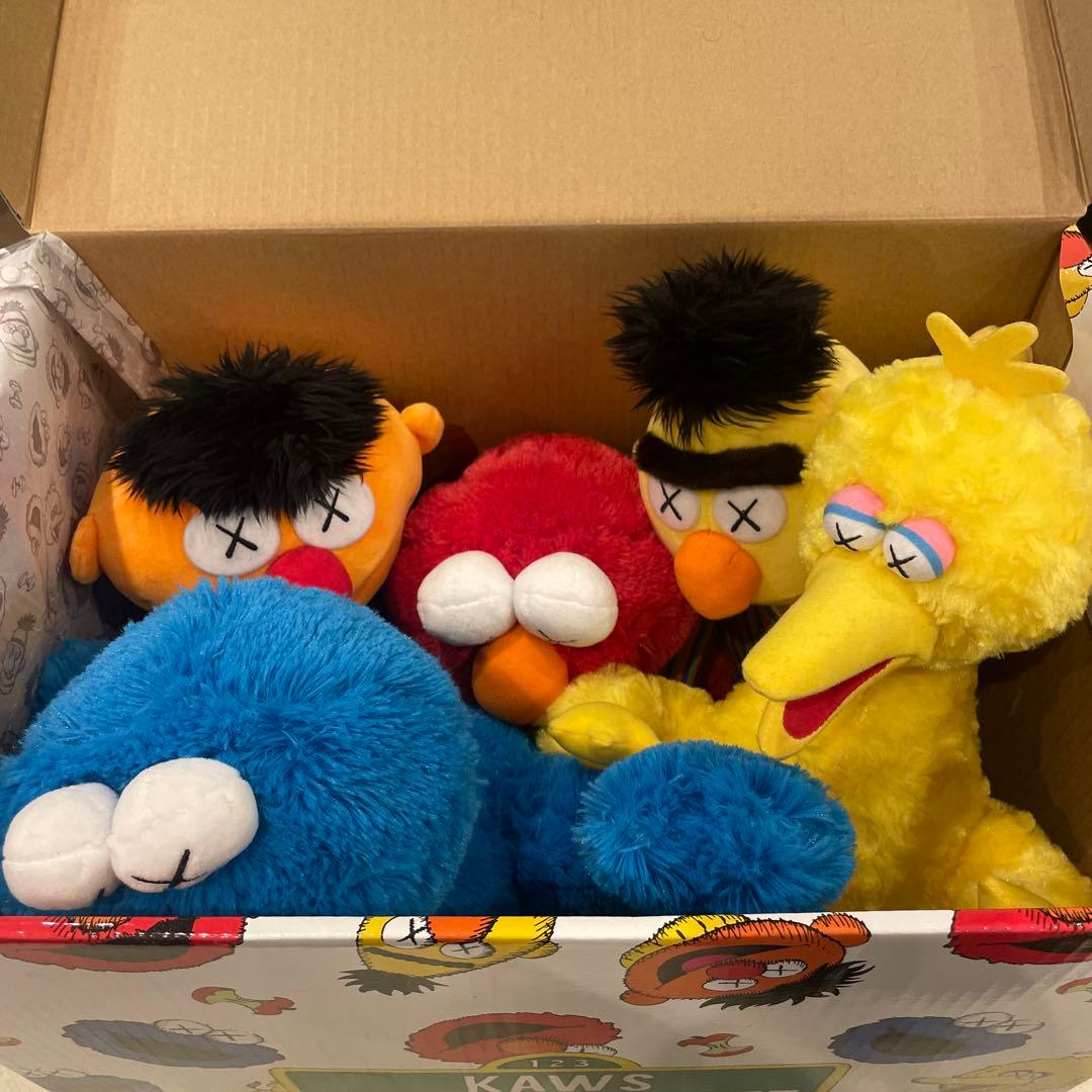 【KAWS×UNIQLO】セサミストリートのぬいぐるみ(BOXセット)タグ付き
