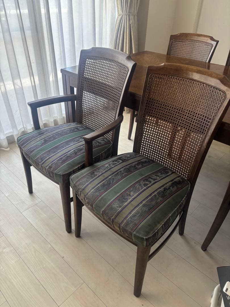 ①カリモク家具　木製アームチェア