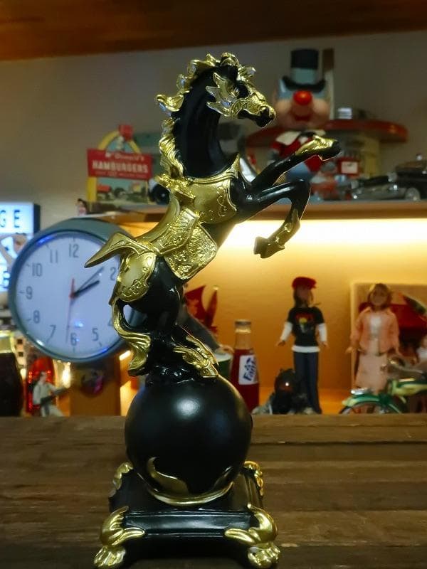 馬 サラブレッド 午年 ブラック＆ゴールド 金運アップ 置物 ロイヤル