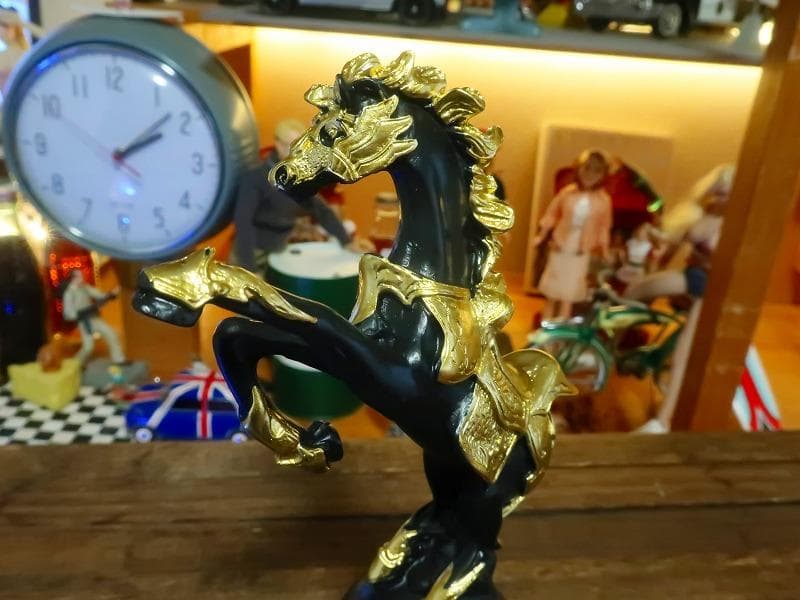 馬 サラブレッド 午年 ブラック＆ゴールド 金運アップ 置物 ロイヤル