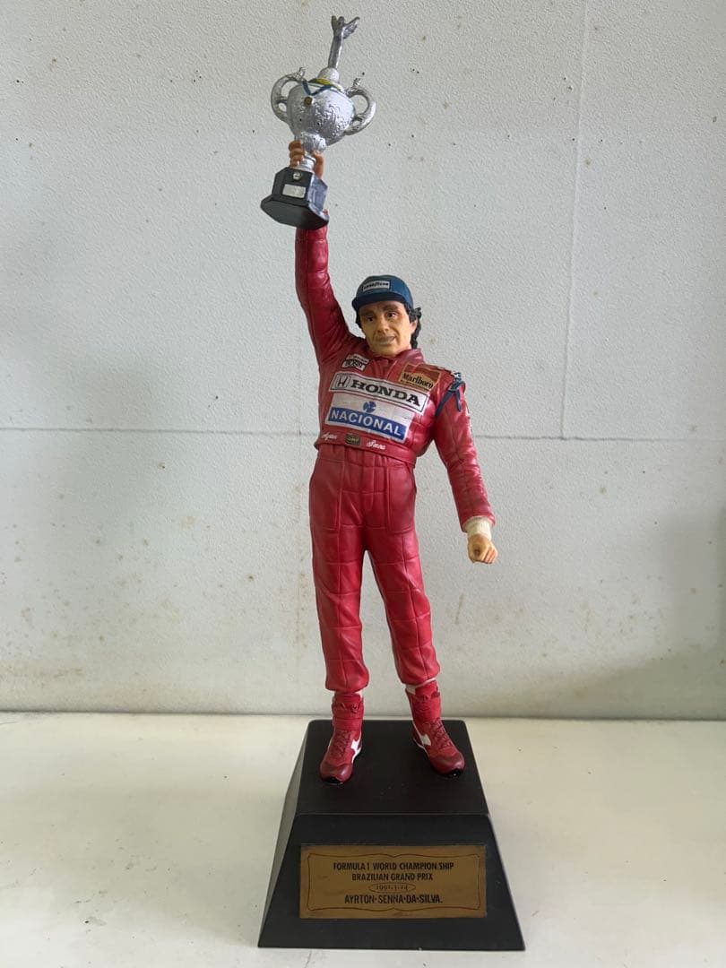 F1 アイルトン　セナ　フィギュア 1/64スケールアイルトン · セナフィギュアとF1レーシングカーモデル