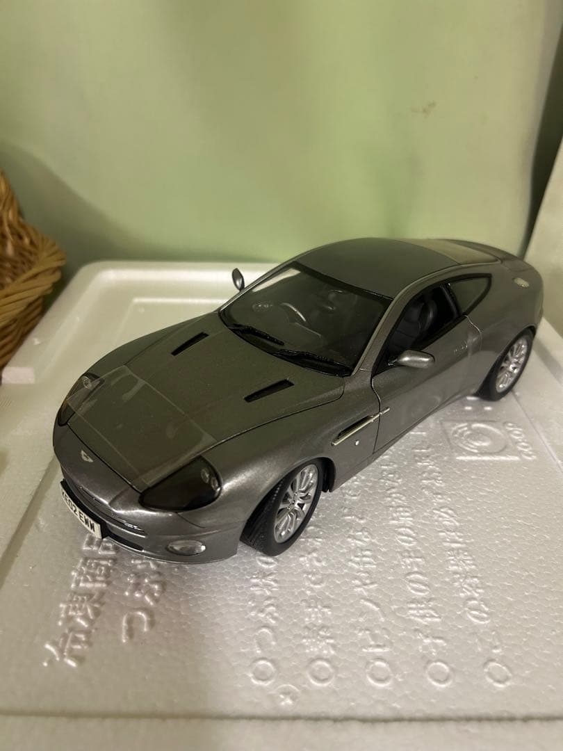 007 ボンドカー　アストンマーチン　ヴァンキッシュ　ジェームスボンド