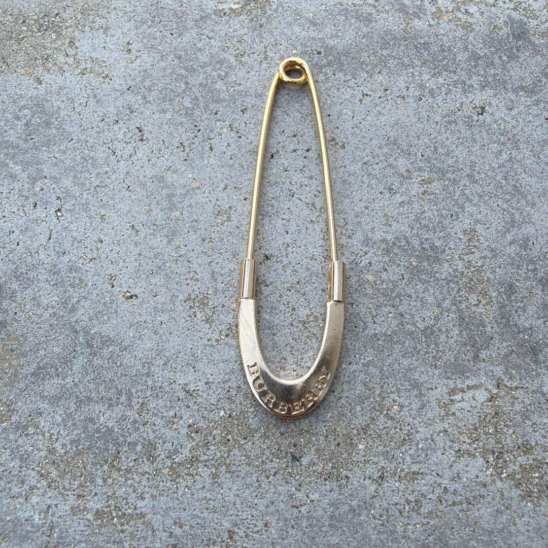 Burberry 安全ピン型ブローチ ゴールド - メルカリ