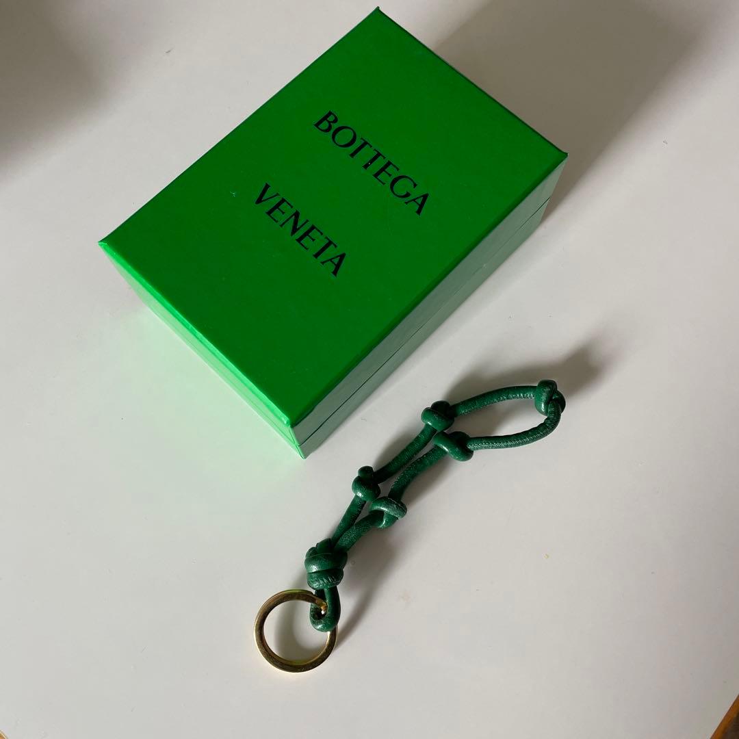 BOTTEGA VENETA グリーンレザー キーホルダー BOTTEGA VENETA グリーン キーホルダー - メルカリ