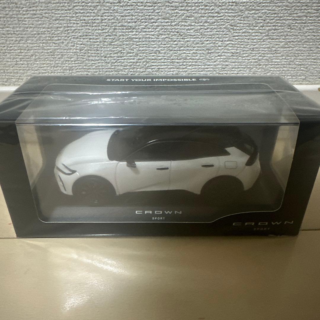 トヨタ CROWN SPORTミニカー 1/30。 1/30 トヨタ クラウン スポーツ カラーサンプル マスタード 新品 未