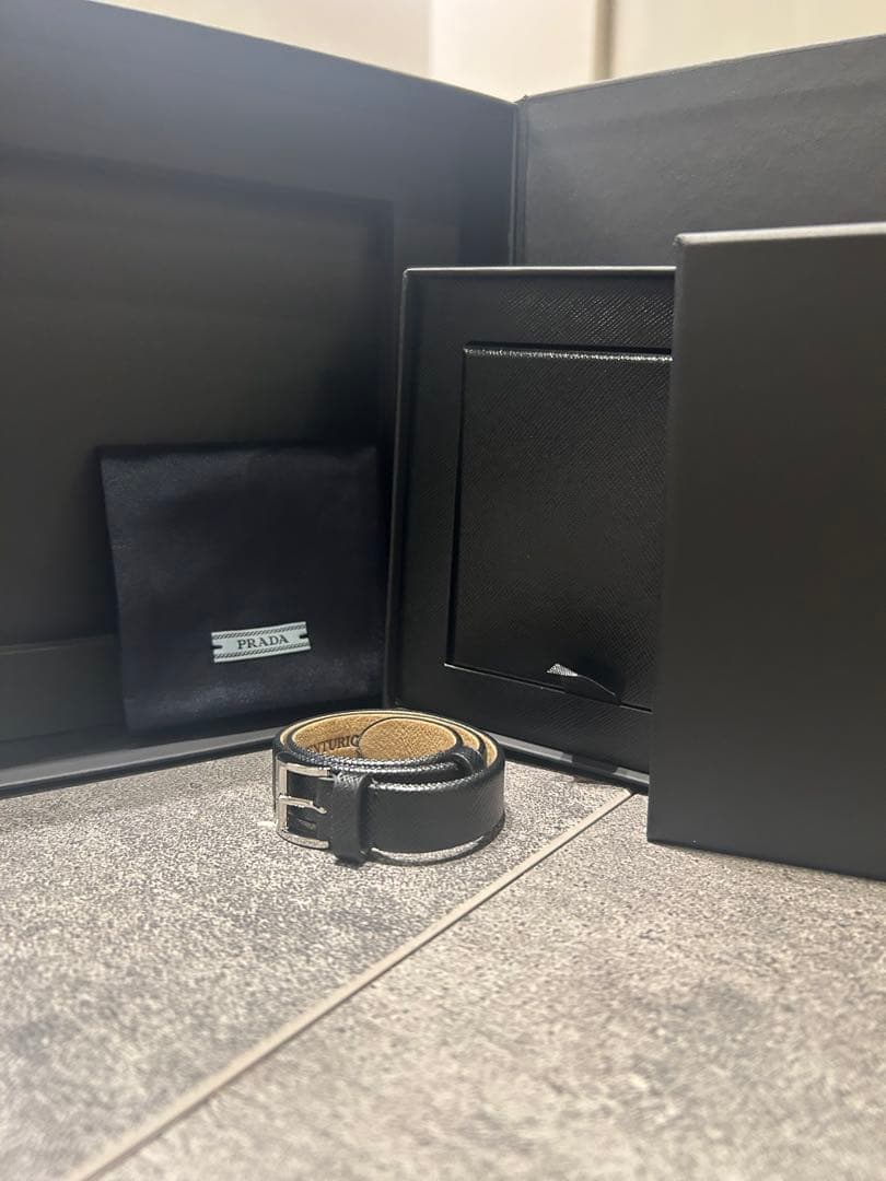 センチュリオン AMEX￼ PRADA ブラックレザーブレスレット