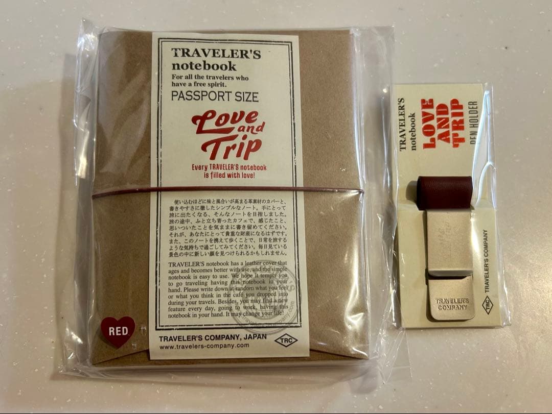 TRAVELER'S notebook パスポートサイズ 赤 と ペンホルダー TRAVELER'S notebook LOVE AND TRIP | TRAVELER'S COMPANY