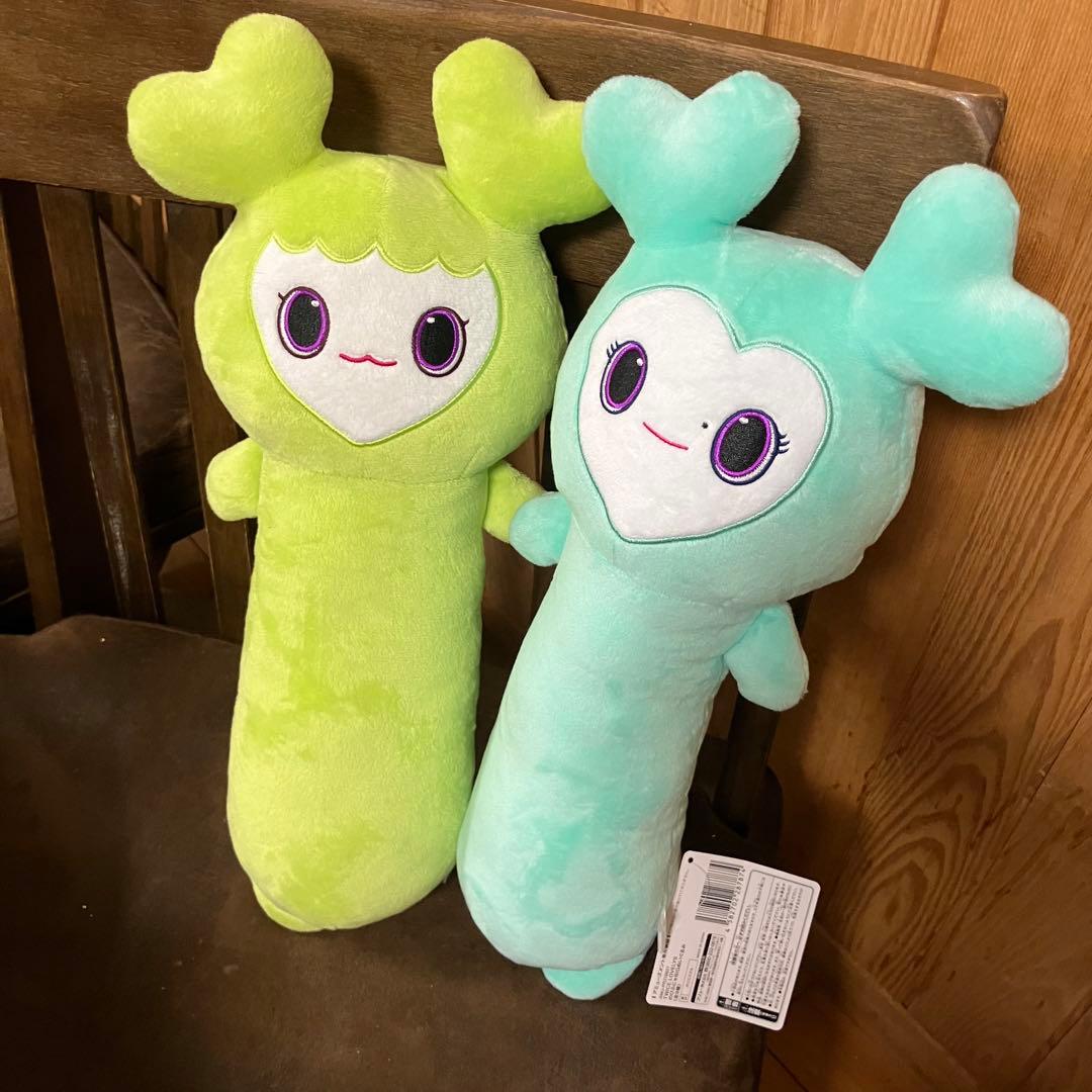 TWICE GiGO のびふにゃBIGぬいぐるみ 左はモモモブリーミナミブリー