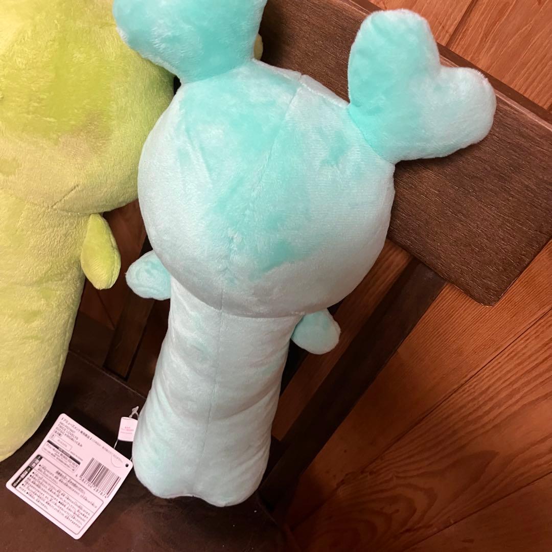 TWICE GiGO のびふにゃBIGぬいぐるみ 左はモモモブリーミナミブリー