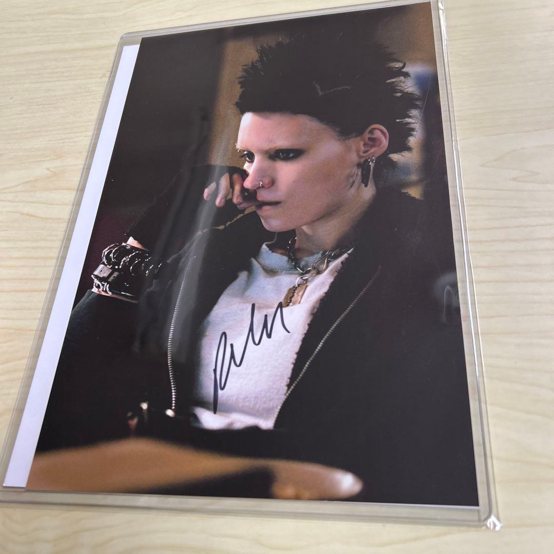 ルーニー・マーラ   直筆サイン入りフォト  ドラゴン・タトゥーの女