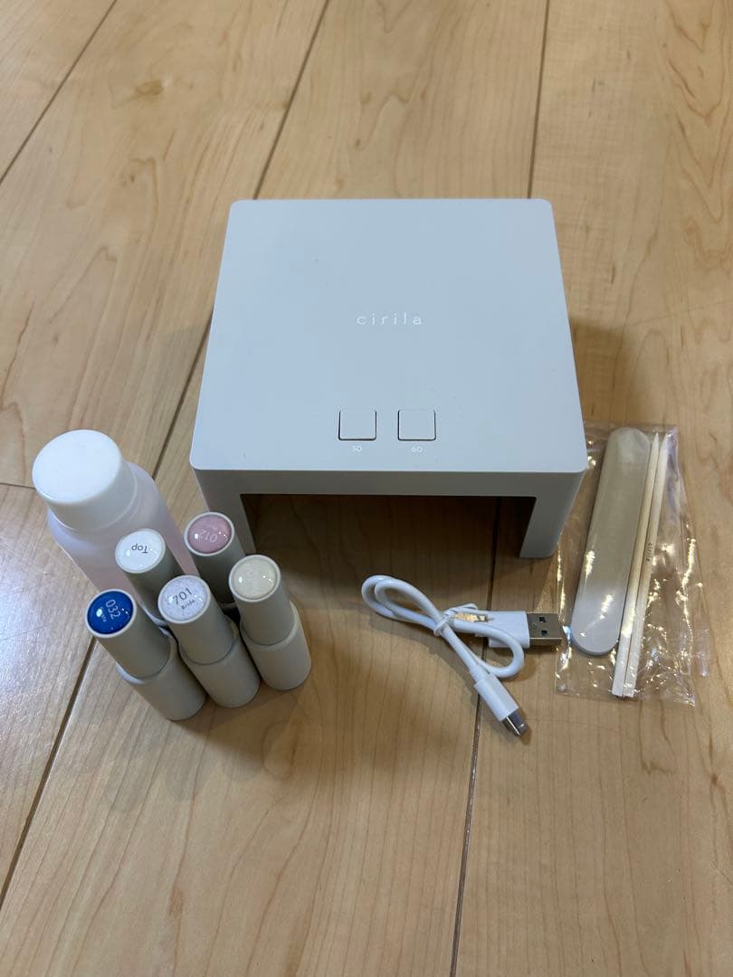 cirila ネイルケアセット　ネイルカラー3本付き