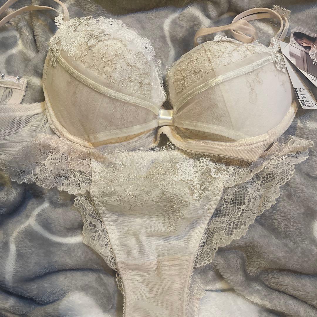 ワコール　リボンブラ　E70