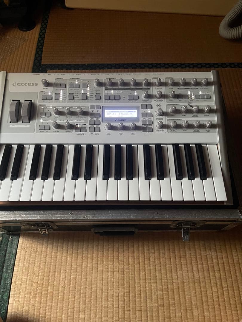 access virus TI2 Polar ハードケース付き送料込み