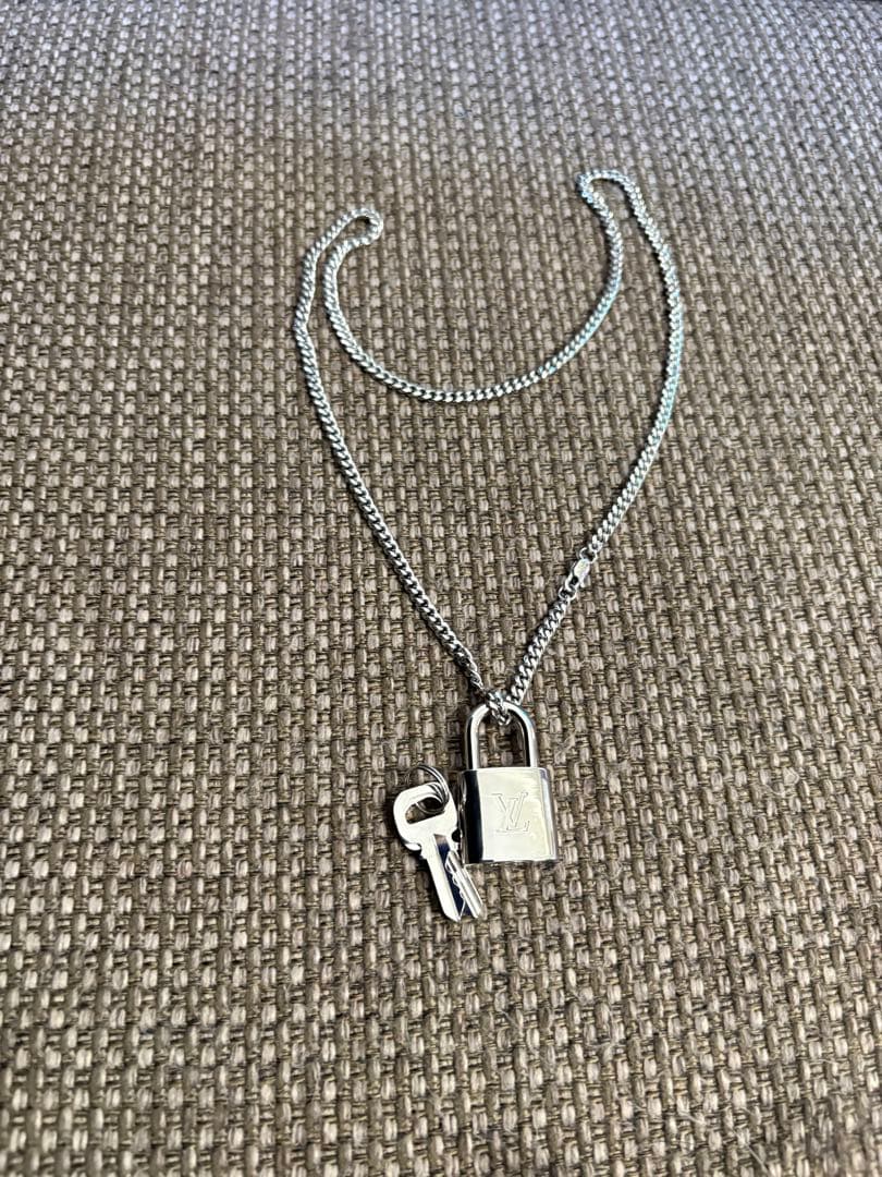 正規品　新品ルイヴィトン パドロックカデナ ネックレス シルバー南京錠321