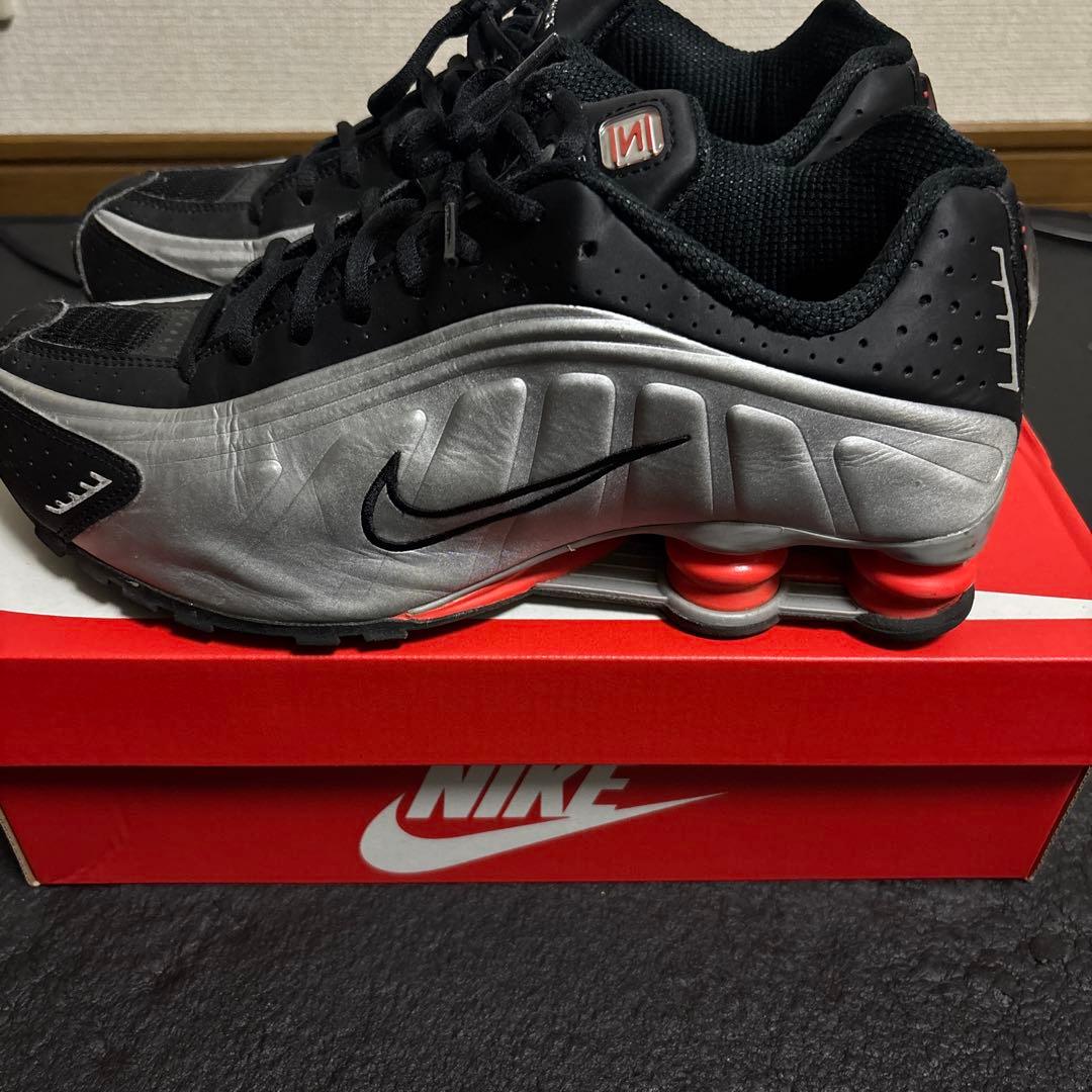 NIKE SHOX R4ブラック/シルバー/レッド