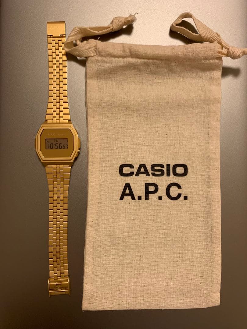 CASIO A.P.C. ゴールド デジタル腕時計 アー・ペー・セー」がカシオとのコラボウォッチを発売、剣とギターの