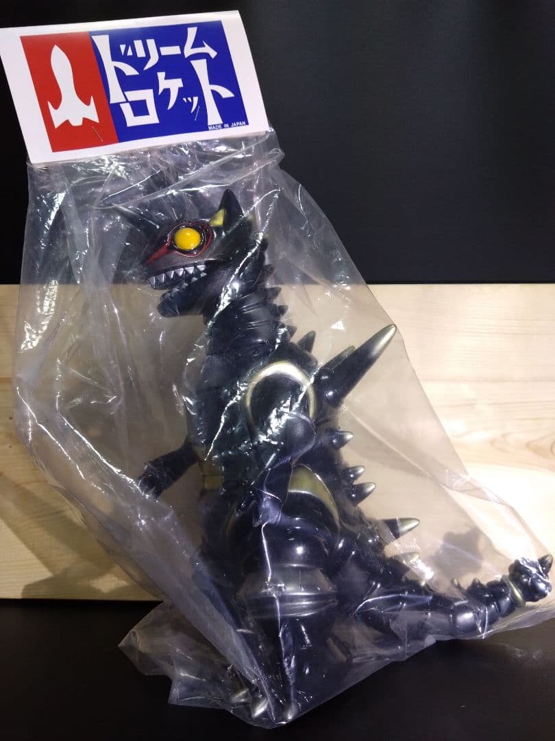 ドリームロケット 怪獣ロボット(黒塗装) ソフビ 墓場の画廊×ドリームロケット第二弾‼︎暗闇で光る、怪獣ロボットが出現